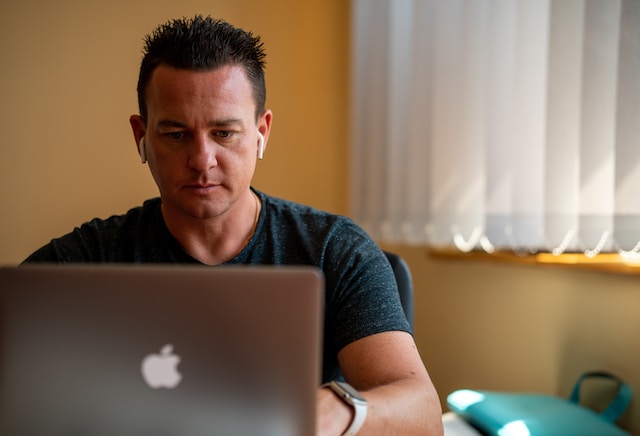 Man gambling online at laris88.com official website